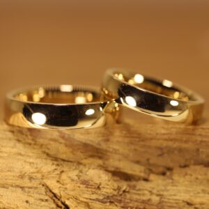 Classic narrow wedding ring made of 750 yellow gold