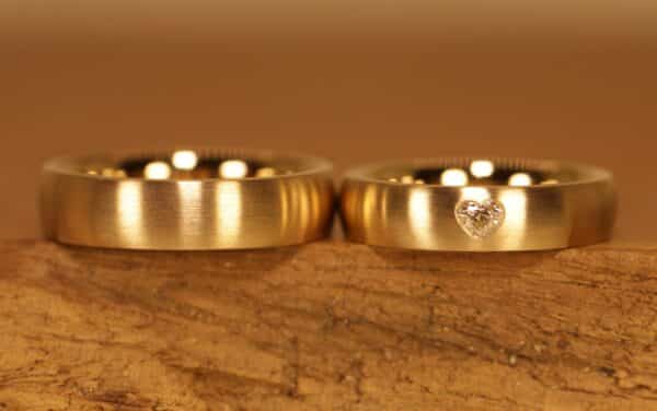 Alliances en or jaune 750 pour femme avec un diamant blanc en forme de cœur