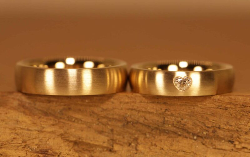 Ehering aus 750er Gelbgold Damenring mit weissen Diamant als Herzform
