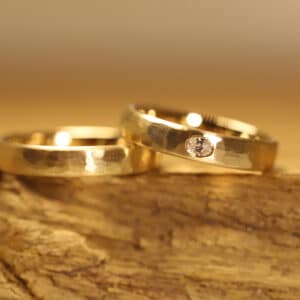 585 yellow gold wedding rings surface with hammer finish Ladies ring with oval diamonds