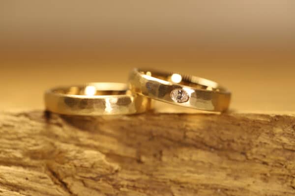 Superficie de anillos de boda de oro amarillo 585 con acabado de martillo Anillo de mujer con diamantes ovalados