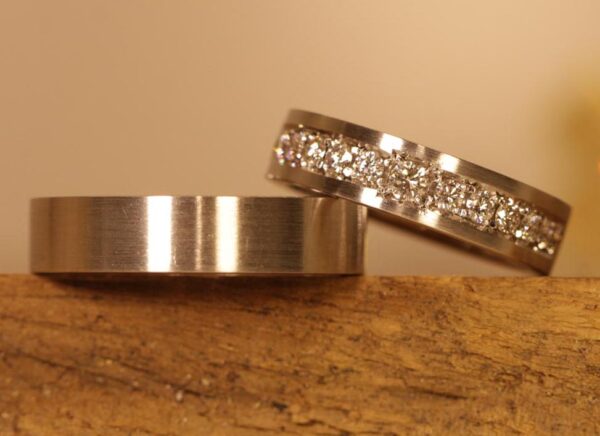 Fedi nuziali speciali in anello da donna in platino 950 decorato con grandi diamanti bianchi