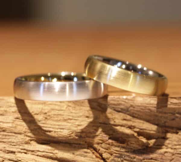 Wedding rings made of 585 yellow gold and gray gold polished on the inside