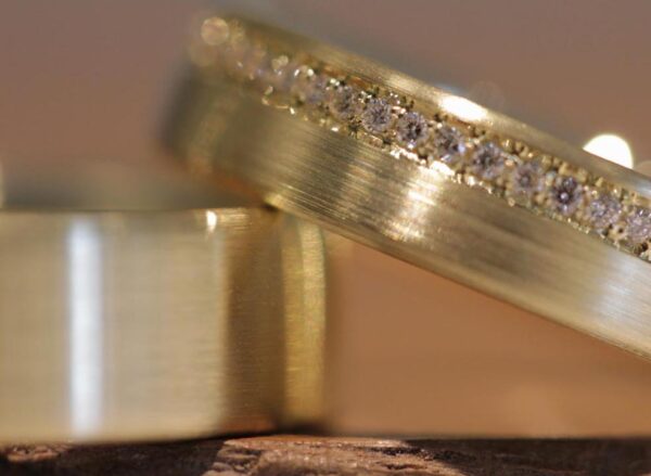 Graziose fedi nuziali realizzate con anello da donna in oro giallo 585 con diamanti tutt'intorno
