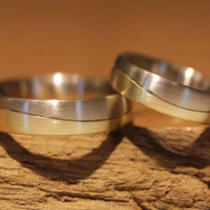 Anillos de boda simplemente como anillos de olas en oro amarillo 585 y oro gris