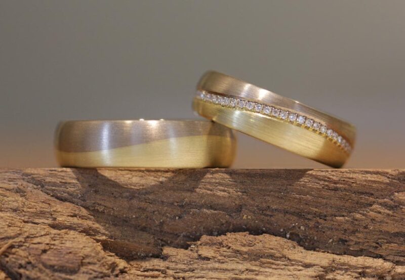 Fedi nuziali nobili fedi onda bicolore in oro giallo 585 e anello da donna in oro grigio con diamanti