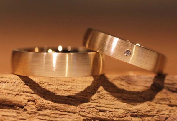Simple, long, matt wedding rings made of 585 rose gold ladies' ring with a white diamond
