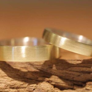 Wedding rings, plug-in rings, matt length on the outside made of 750 yellow gold and white gold on the inside