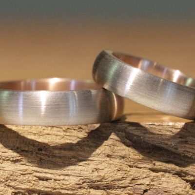 A pair of wedding rings plug-in rings outside 585 gray gold inside 585 red gold