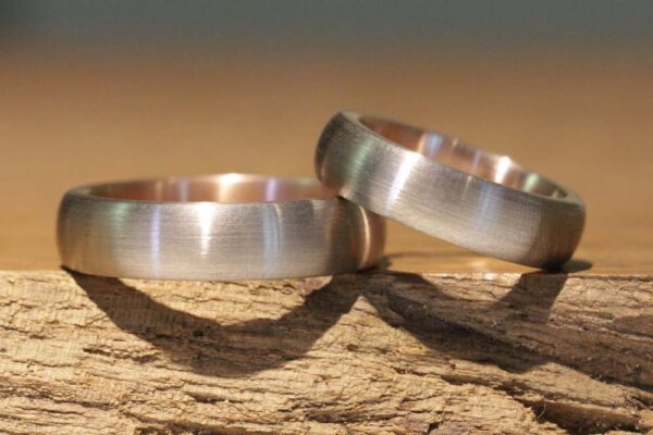Une paire d'anneaux de mariage anneaux plug-in à l'extérieur 585 or gris à l'intérieur 585 or rouge