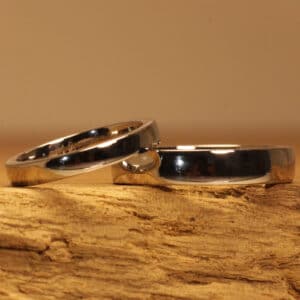 A pair of classic wedding rings made of 585 polished gray gold