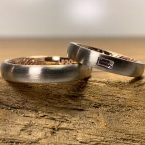 Un paio di fedi nuziali in oro grigio 585 e anelli plug-in in oro rosso anello da donna con diamante baguette
