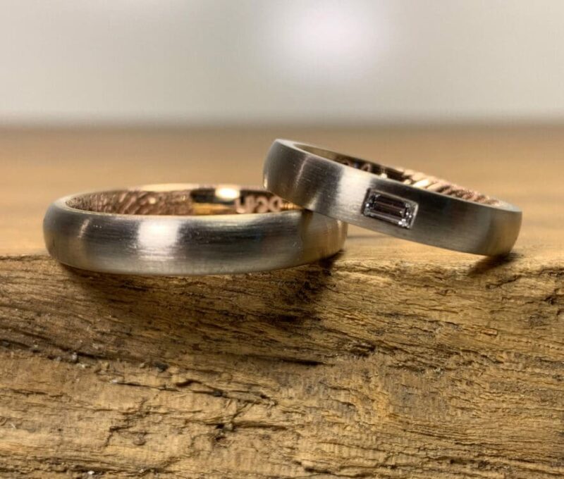 A pair of wedding rings made of 585 gray gold and rose gold, women's ring with baguette diamond and laser engraving