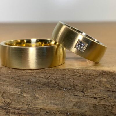 Un paio di fedi nuziali in oro giallo 750 anello da donna con diamante