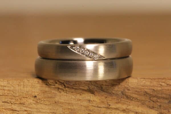 Simple matted wedding rings made of 585 white gold ladies ring with diamonds