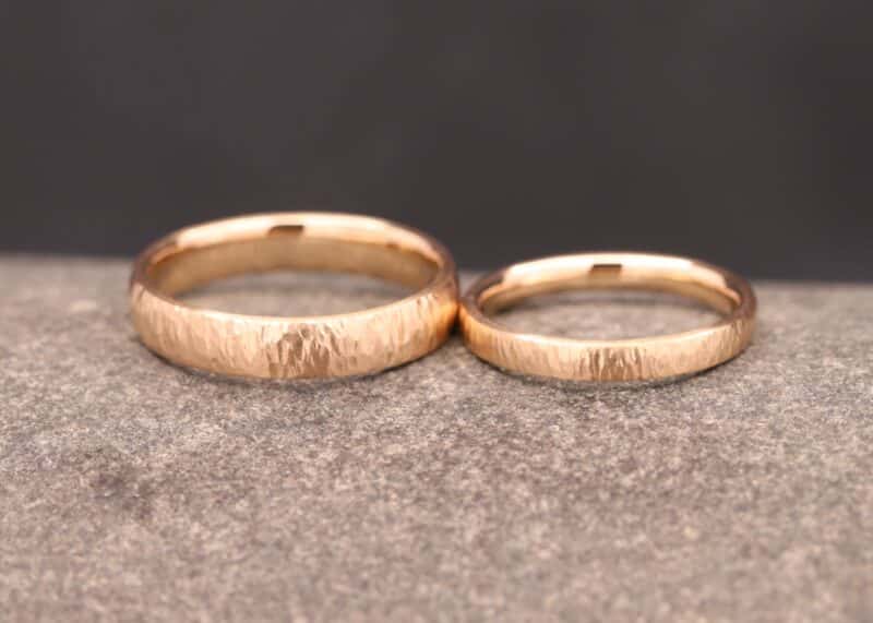 marriage rings made of rose gold with hammer blow in schmuckgarten