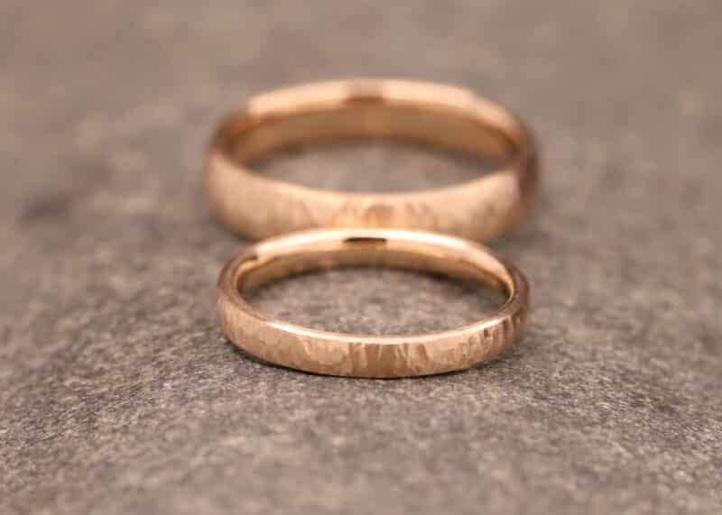 marriage rings made of rose gold with hammer blow in schmuckgarten