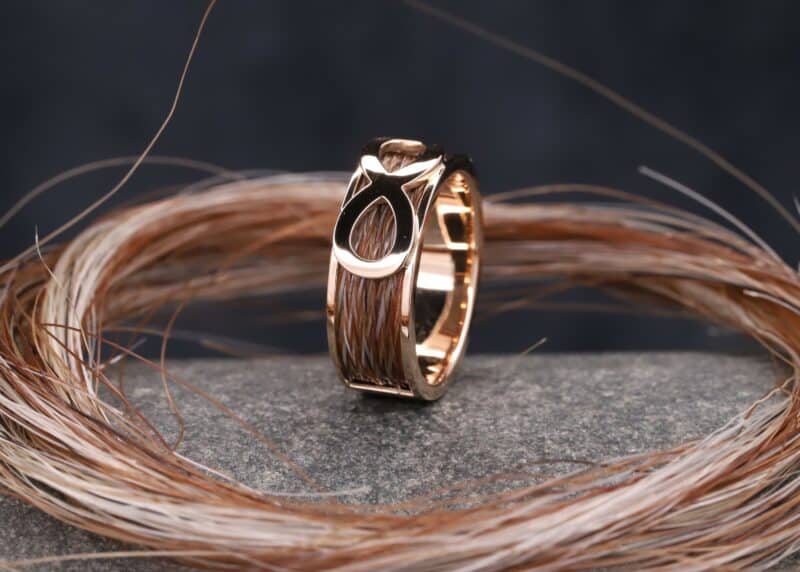 polierter gold ring mit gewebten pferdehaaren und unendlichkeitszeichen schmuckgarten stolberg aachen