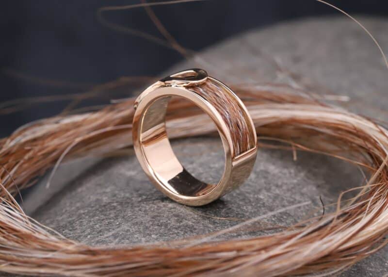 polierter gold ring mit gewebten pferdehaaren und unendlichkeitszeichen schmuckgarten stolberg aachen