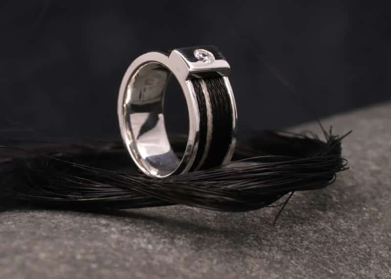 breiter silber ring mit gewebten pferde haaren und zikonia