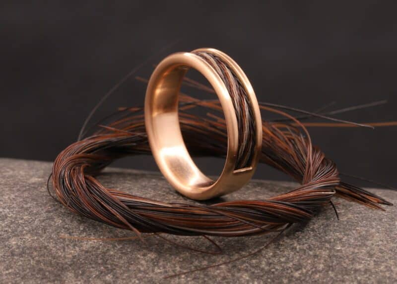 anillo confort - sin aristas - de oro con crin de caballo tejida