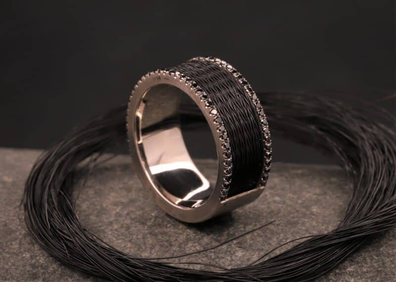 grau gold ring mit schwarzen brillanten und schwarzen pferdehaaren