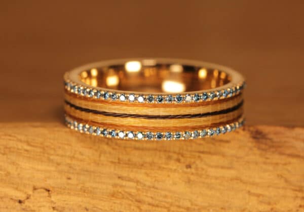Anello in crine di cavallo in oro rosa 585 con diamanti blu