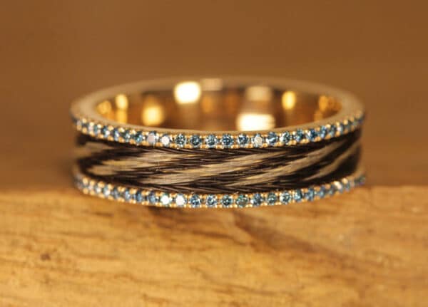 Bague en crin de cheval en or rose 585 avec diamants bleus