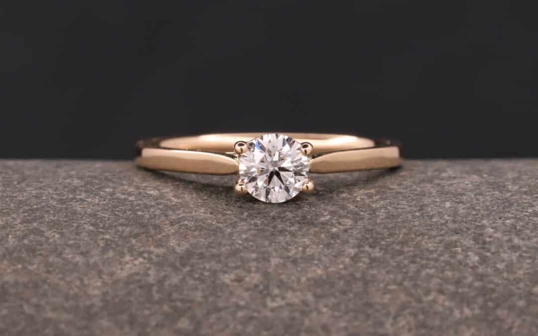 Verlobungsring 585er Rosegold mit 0,45ct synthetischem Brillanten