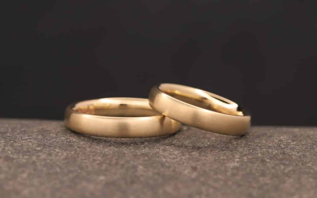 Trauringe in 585er Hellgelbgold Klassisch oval