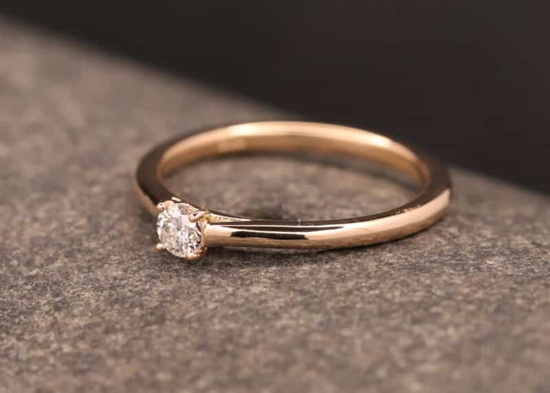 solitaer ring für verlobung in rosegold und brillant mit vier krappen gefasst