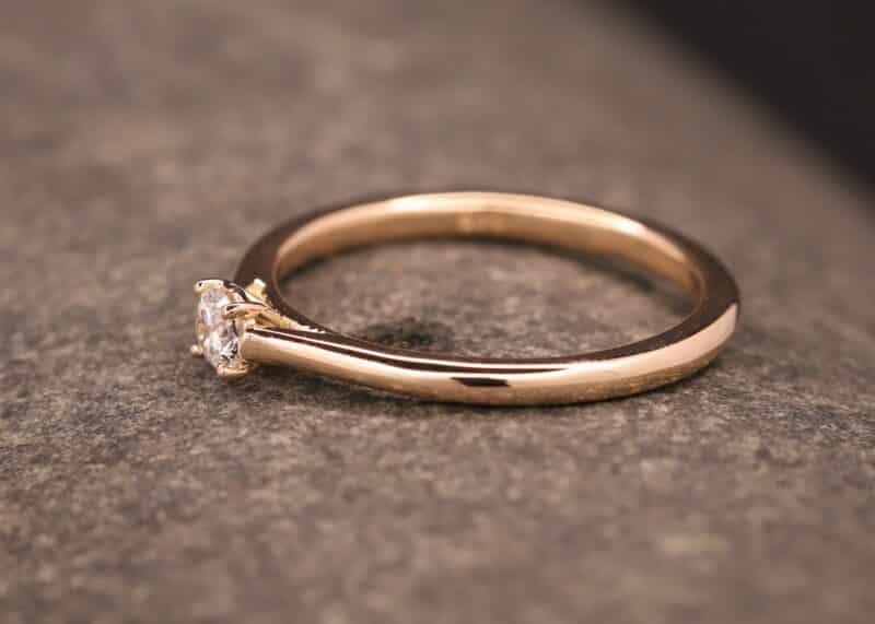 anillo solitario de compromiso en oro rosa y brillante engastado con cuatro garras