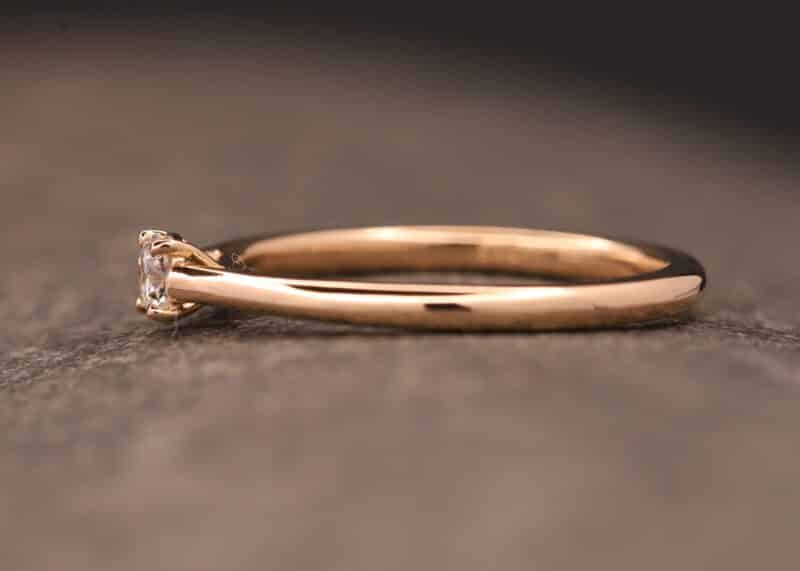 anillo solitario de compromiso en oro rosa y brillante engastado con cuatro garras