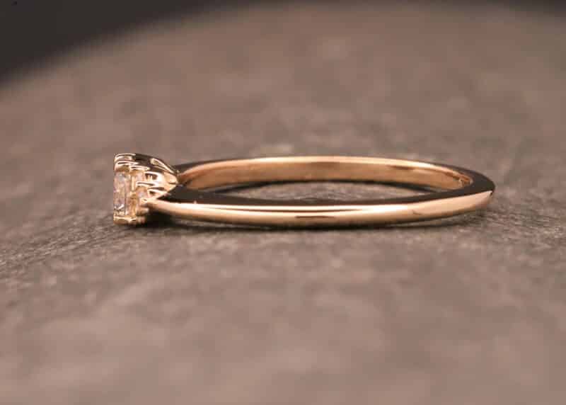 Anello di fidanzamento in oro rosa con diamanti sintetici multipli Schmuckgarten