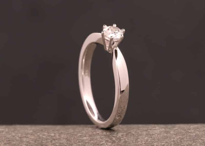 hermoso anillo solitario en oro blanco con compromiso de diamantes