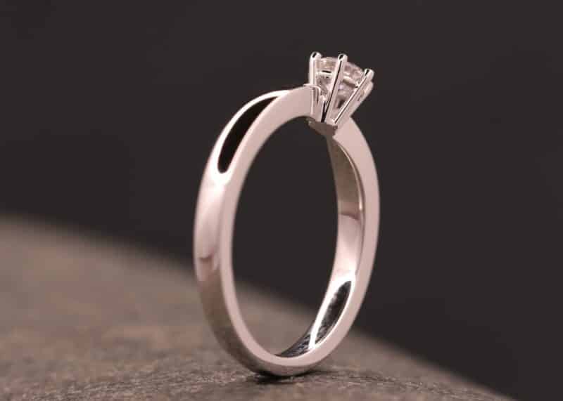 hermoso anillo solitario en oro blanco con compromiso de diamantes