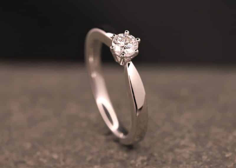 bellissimo anello solitario in oro bianco con fidanzamento di diamanti