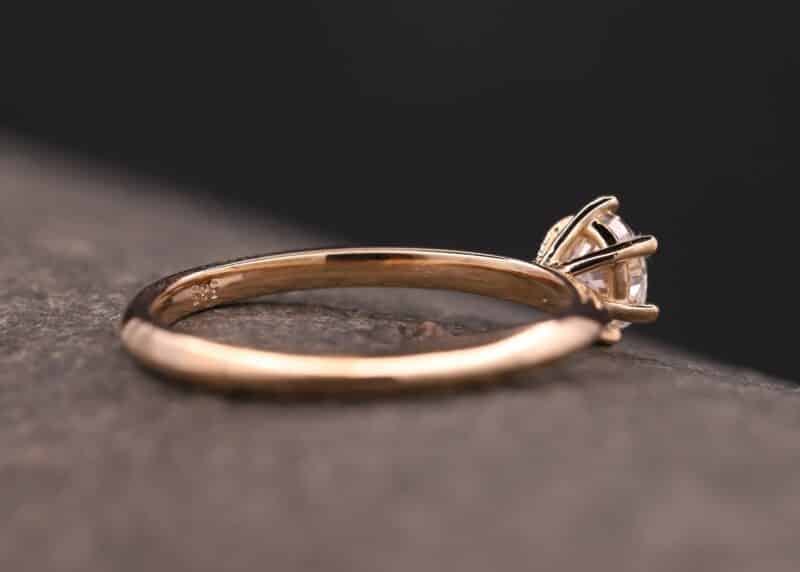 anello solitario in oro rosa con diamante