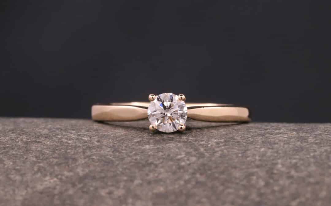Verlobungsring 585er Rosegold mit 0,391ct synthetischem Diamanten im Brillantschliff
