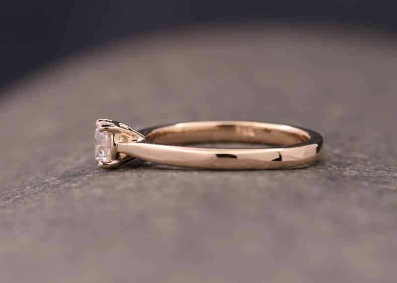anello di fidanzamento in oro con brillante incastonato a 4 griffe schmuckgarten stolberg