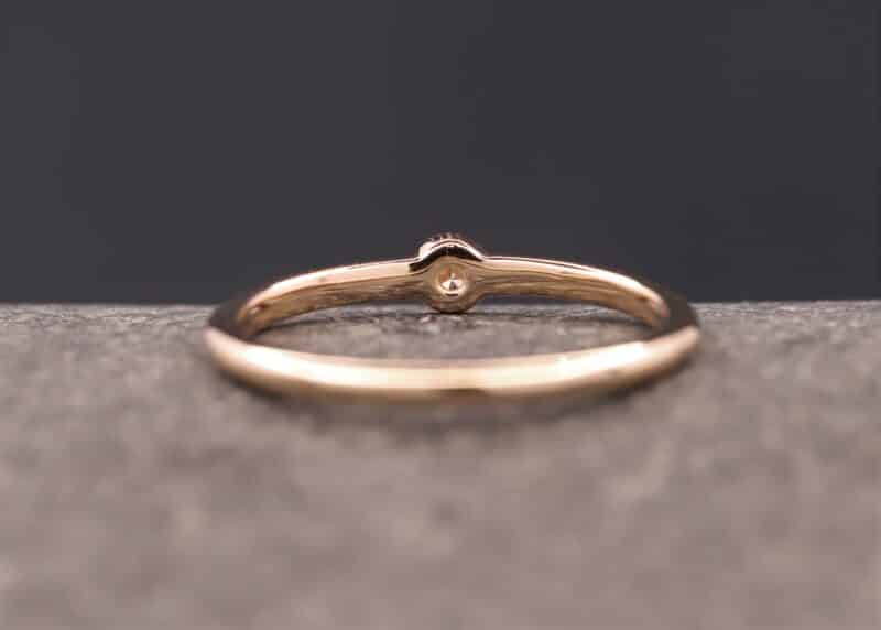 engagement ring in gold with brilliant in closed setting schmuckgarten stolberg aachen