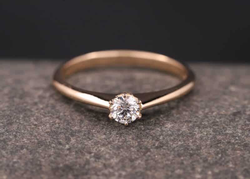 anillo de compromiso en oro rosa con diamante hecho en schmuchgarten