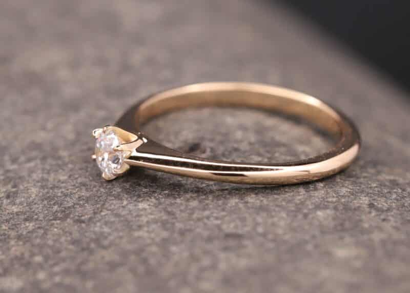anillo de compromiso en oro rosa con diamante hecho en schmuchgarten