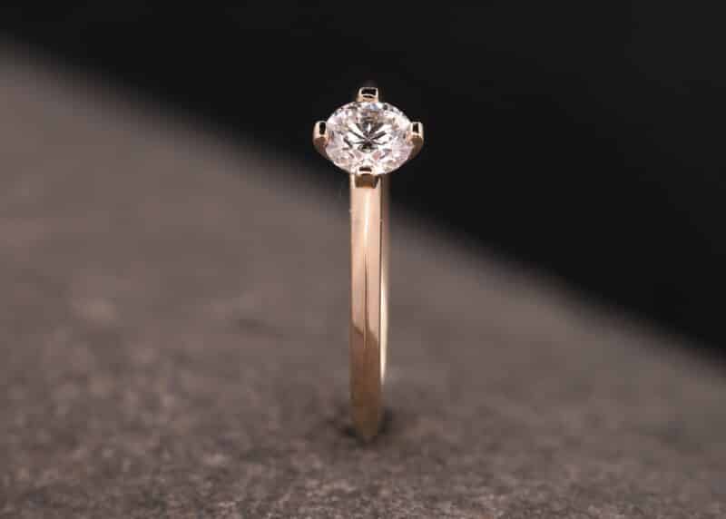 rosegold solitaire ring mit diamant in vier-krappen-fassung