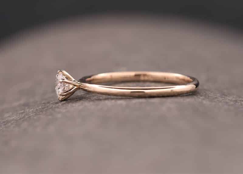 rosegold verlogungs ring mit brillant in sechs-krappen-fassung