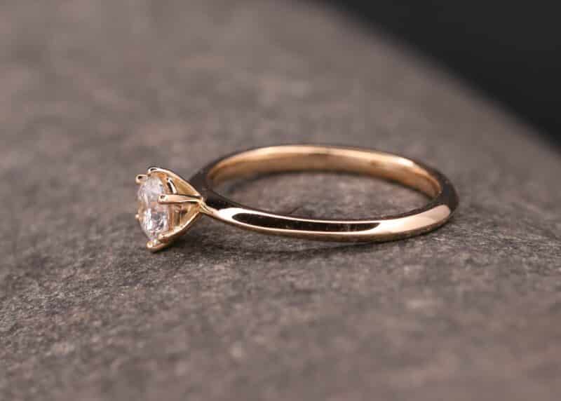 anello solitario in oro rosa con diamante