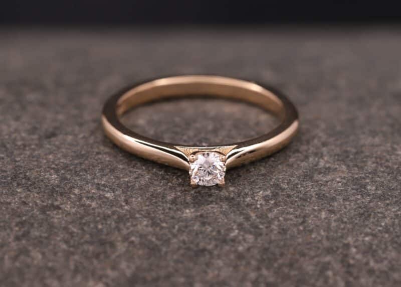 schoener verlobungs ring in rosegold mit diamant in 4-krappen-fassung schmuckgarten aachen