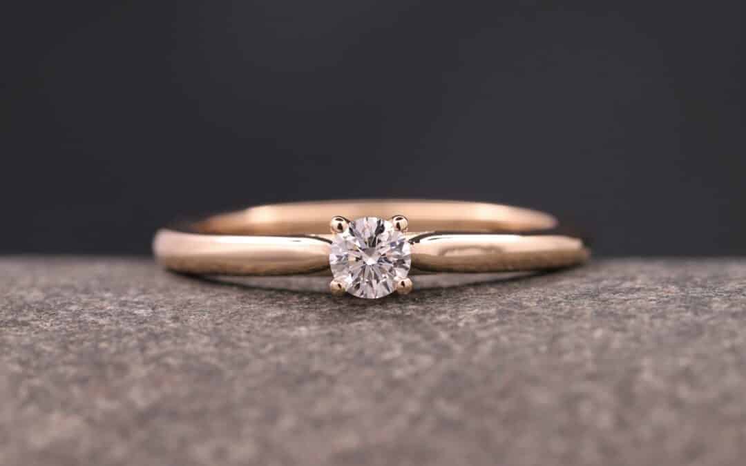 Verlobungsring 585er Rosegold mit 0,22ct synthetischem Diamanten im Brillantschliff