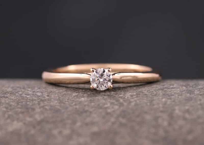 hermoso anillo de compromiso en oro rosa con un diamante en una montura de 4 puntas schmuckgarten aachen