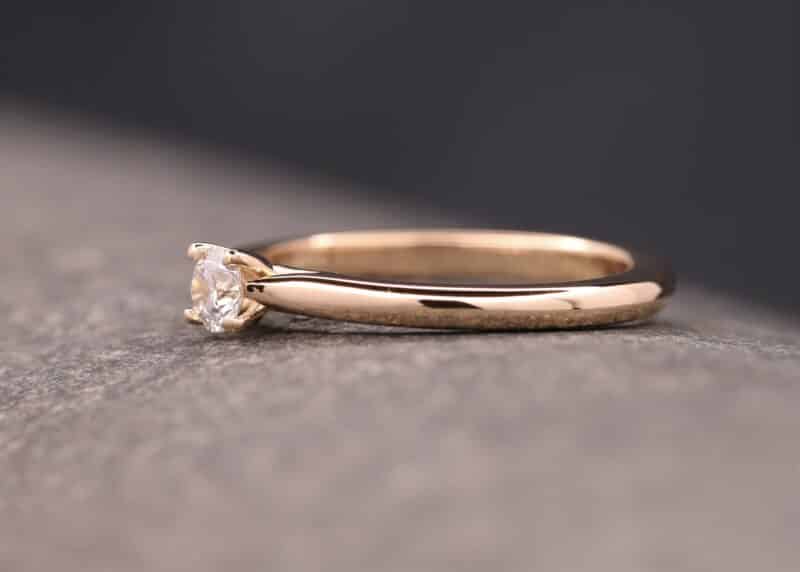 hermoso anillo de compromiso en oro rosa con un diamante en una montura de 4 puntas schmuckgarten aachen
